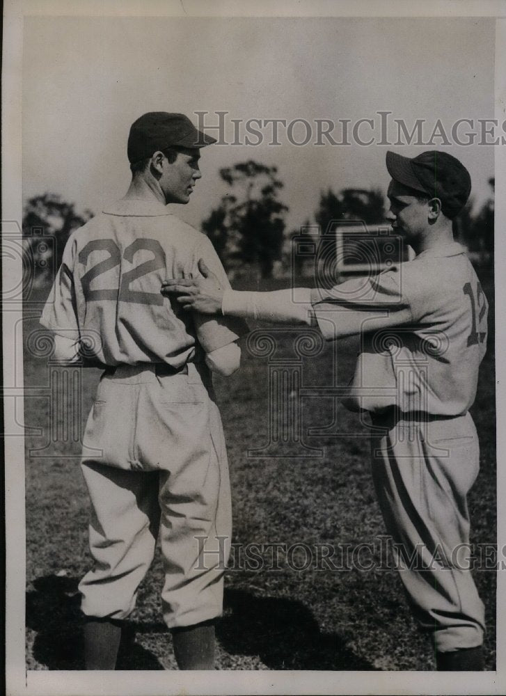 1935 Press Photo Connie Mack, Mgr. of PA. Athletics with a rookie pitcher. - Historic Images