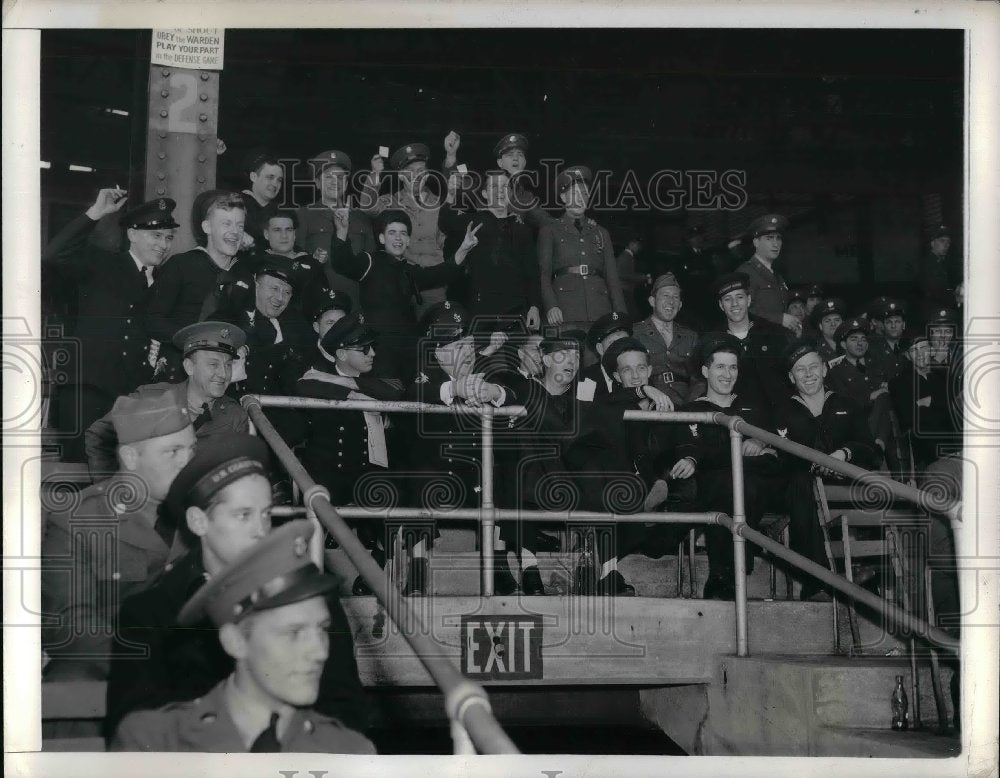 1942 Press Photo Uniformed Men enjoys game between Dodgers and Giants. - Historic Images