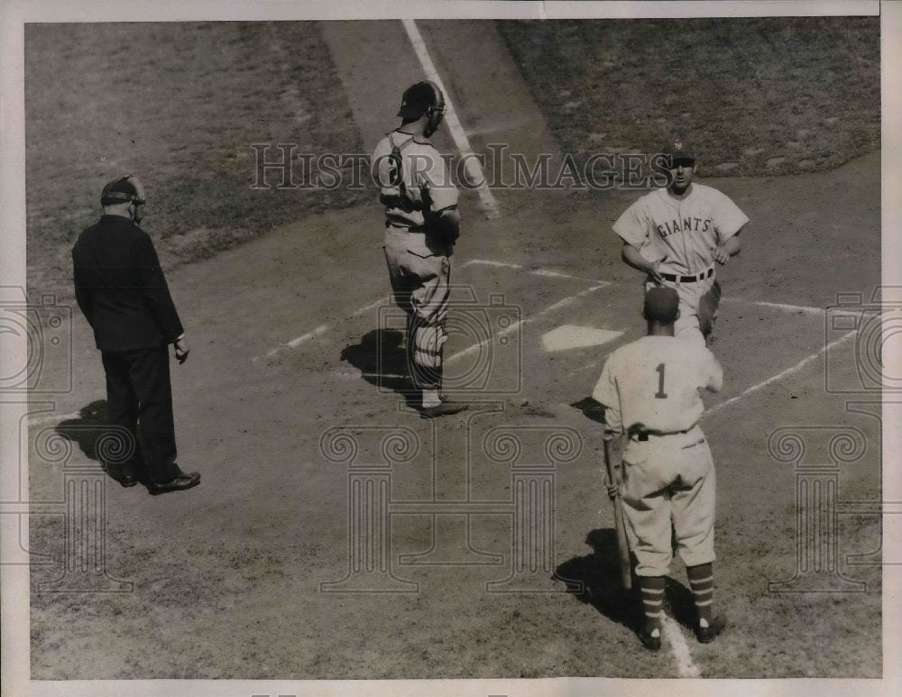 1937 Press Photo Dick Bartell Scoring for the Giants - Historic Images