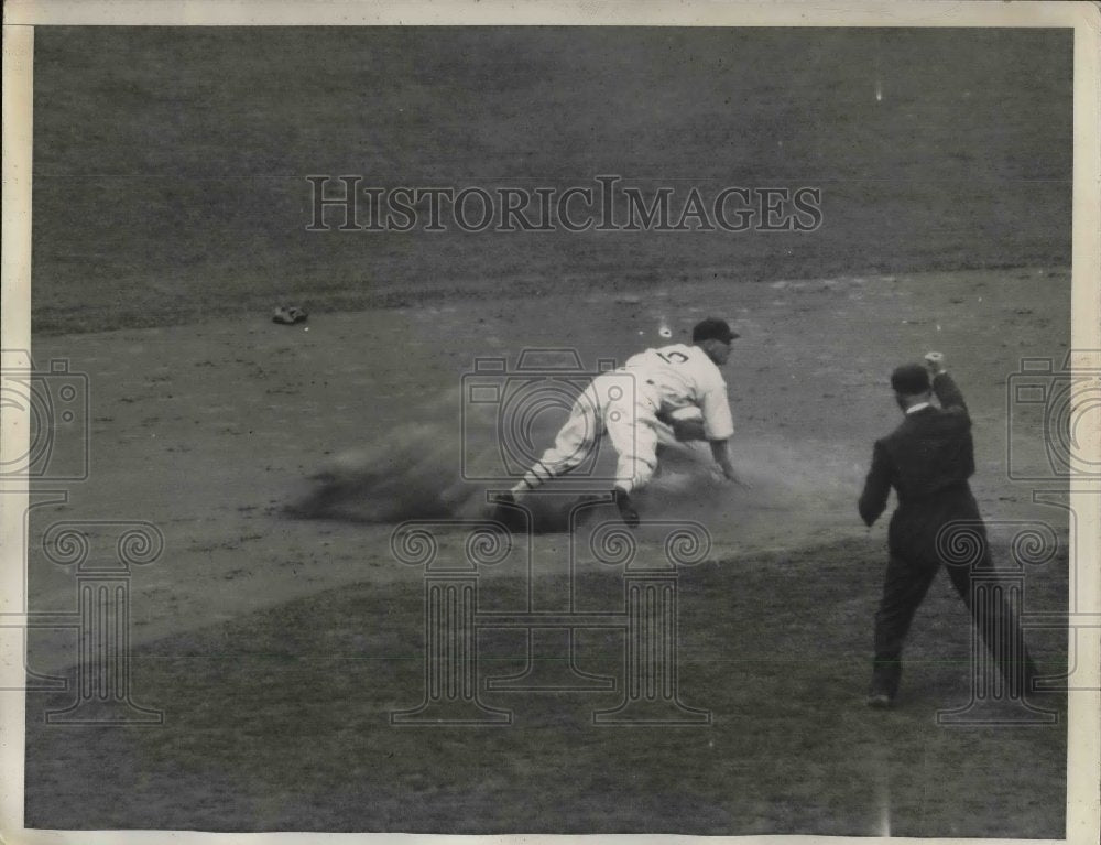 1935 Press Photo Dick Bartell covering the bag for the Giants. - nea07140 - Historic Images