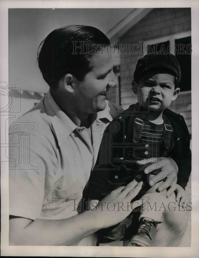 1940 St. Louis Cardinals Outfielder Joe Medwick & Son - Historic Images