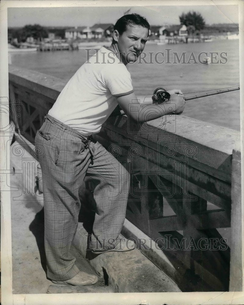 1938 Press Photo Joe Medwick, Leftfielder of the Cardinals, fishing at Florida. - Historic Images