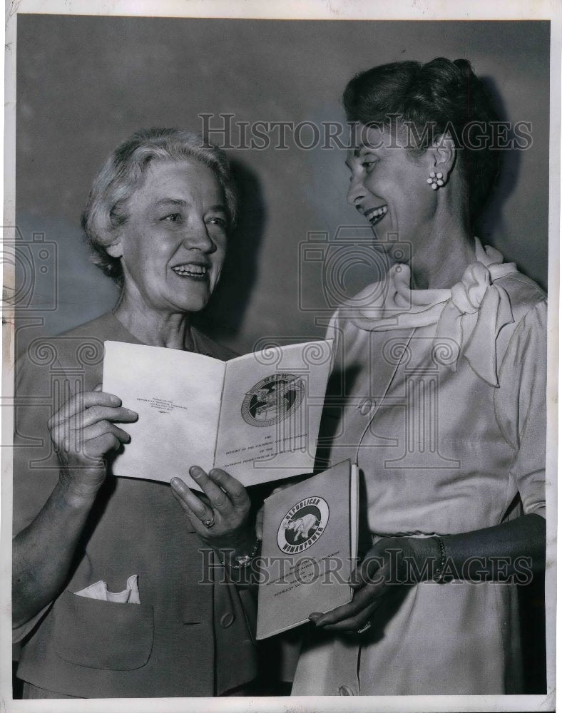 1963 Press Photo Sen Margaret Chase Smith receives Clare B. Williams Ladies of - Historic Images