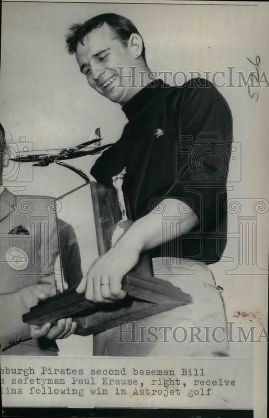 1967 Press Photo Washington Redskins football player with a trophy - nea07941-Historic Images