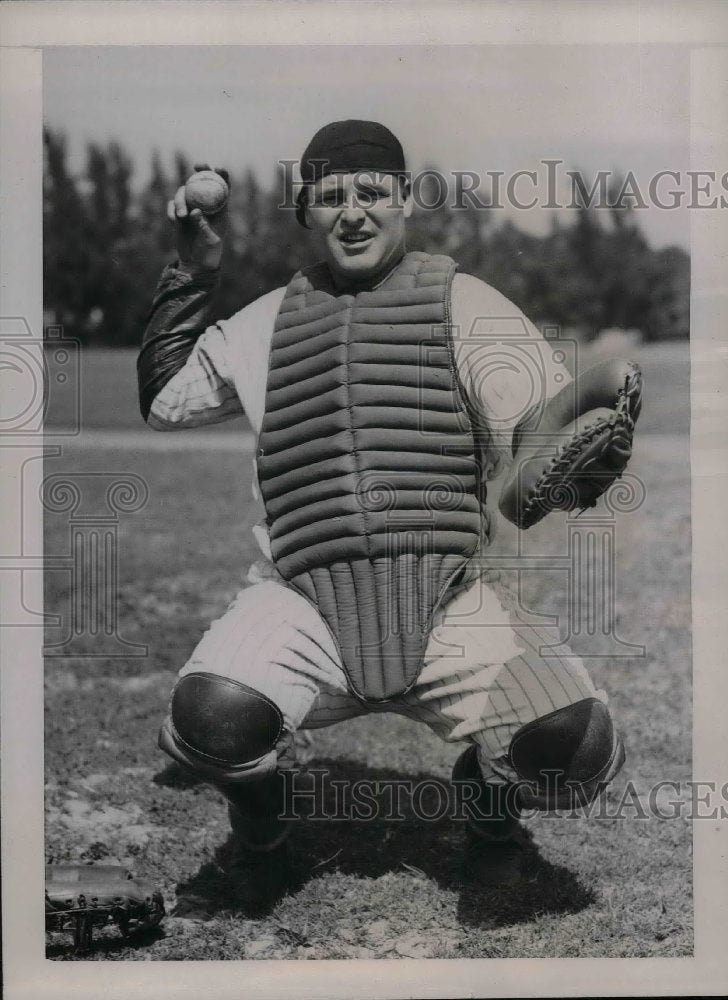 1937 Press Photo William Baker, catcher, at Spring Training Camp - Historic Images