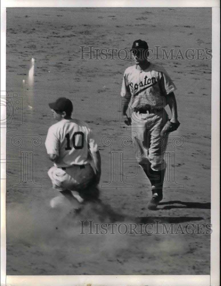 1941 Press Photo Mickey Owen Catcher Dodgers Safe At Second Base Ebbetts Field - Historic Images