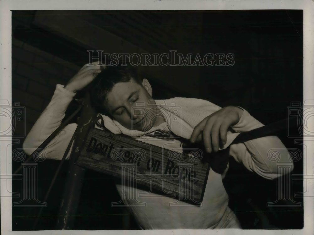 1940 Press Photo Bucky Walters Cincinnati Reds Sleeping on ropes - Historic Images
