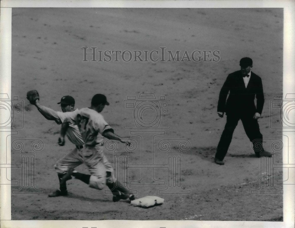 1943 Press Photo The Reds' Gerald Walker, Giants' first baser Joseph Orengo and-Historic Images