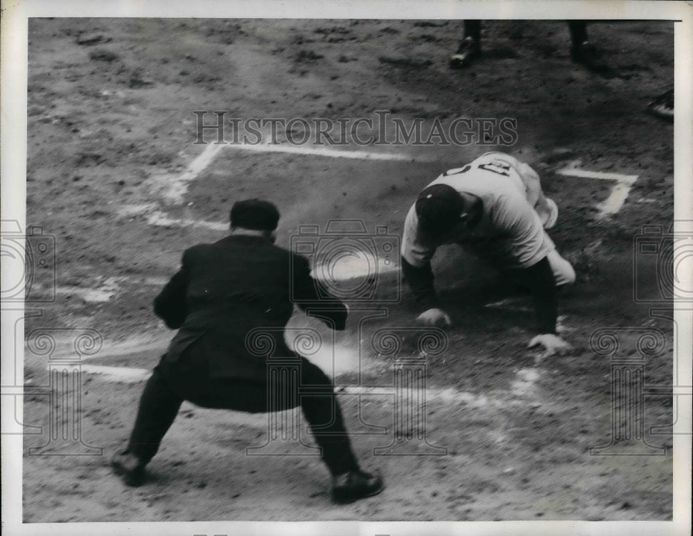 1941 Press Photo Baseball player Wadell & umpire Stewart - nea08961 - Historic Images