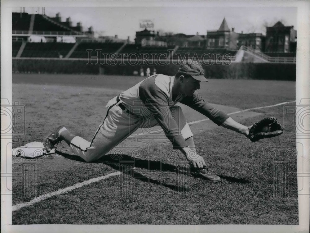 1945 Press Photo Baseball player Henry Becker in action - nea08988 - Historic Images