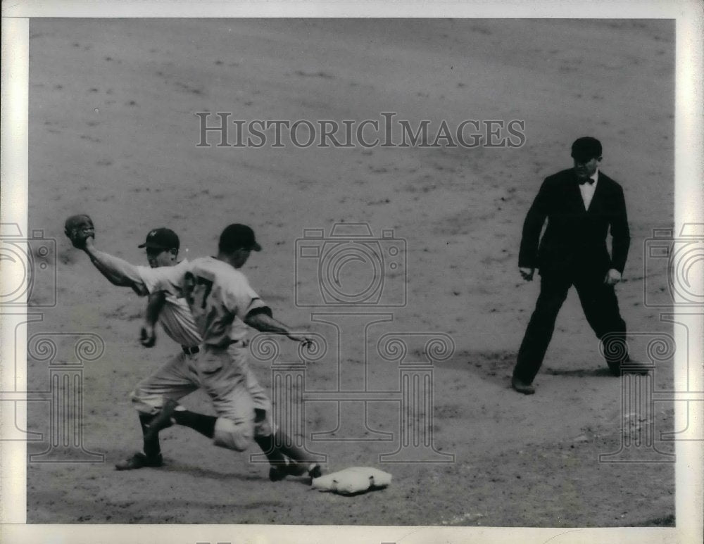 1943 Press Photo Reds Gerald Walker vs NY Giants J Orengo, ump Reardon - Historic Images