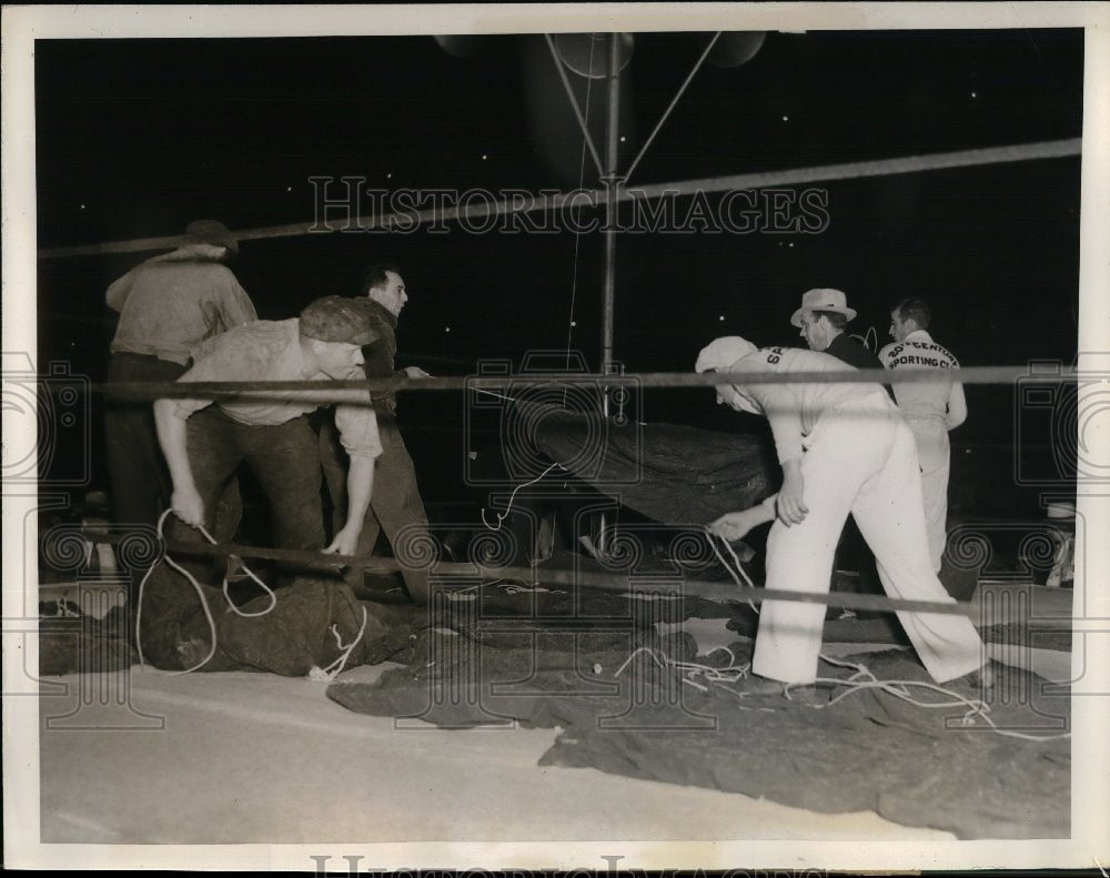 1938 Press Photo New York City Workmen Preparing Boxing Ring For Title Fight - Historic Images