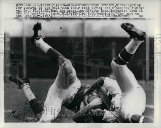 1966 Press Photo Paul Flatley End Vikings Fights For Ball Irv Cross Rams NFL-Historic Images