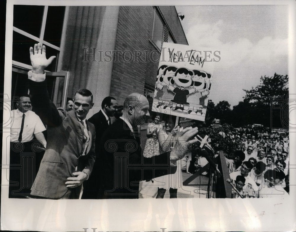1969 Press Photo Apollo 10 Astronauts Gene Cernan and tom Stafford wave to crowd - Historic Images