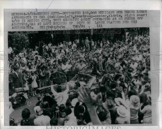 1969 Press Photo Mexicans mob lunar astronauts Collins, Armstrong & Aldrin - Historic Images