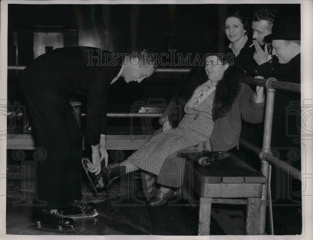 1938 Press Photo George Atwell helped Gossip Columnist Elsa Maxwell her Skates.-Historic Images