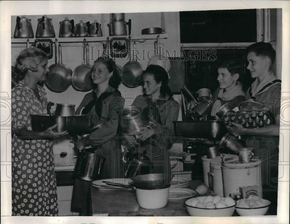 1941 Mrs.Herbert Lehman turned over utensil to Girls and Boy scouts. - Historic Images