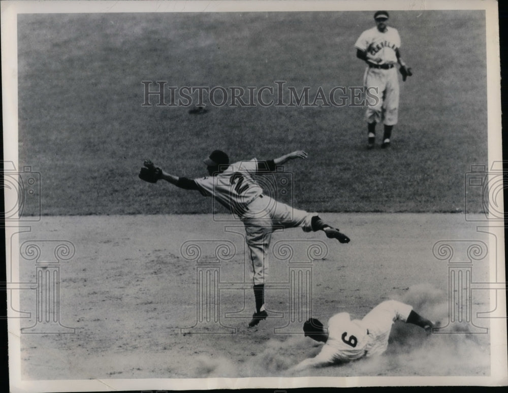 1949 Press Photo Johnny Berardino Indians Second Baseman Bobby Brown Yankees-Historic Images