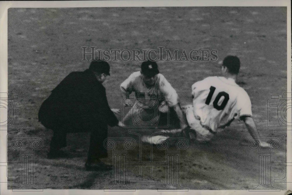 1949 Press Photo Jim Regan Catcher Indians Slides Safe 2nd George Stirnweiss - Historic Images