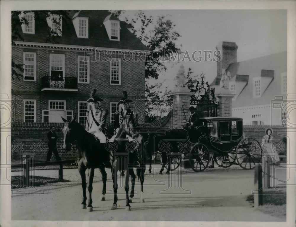 1935 Old Virginia Reenacted Williamsburg Governors Coach arrives - Historic Images