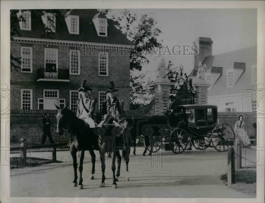 1935 Old Virginia Reenacted Williamsburg Governors Coach arrives - Historic Images