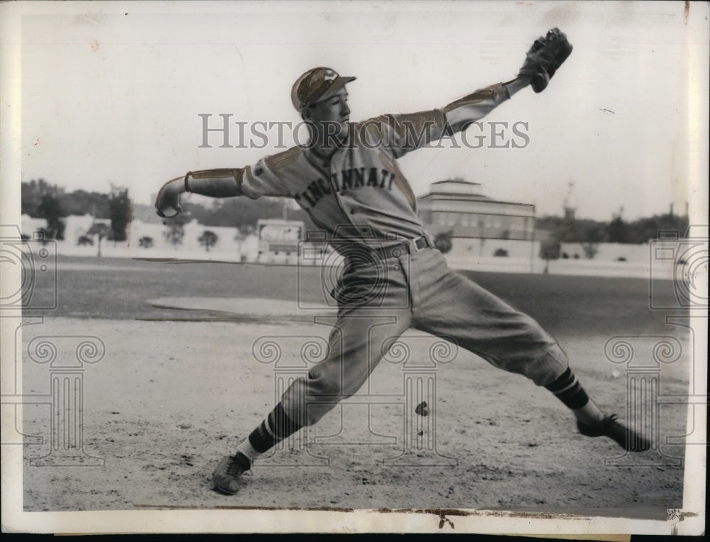 1935 Press Photo Reds Pitcher Eugene Scott At Training Camp - Historic Images