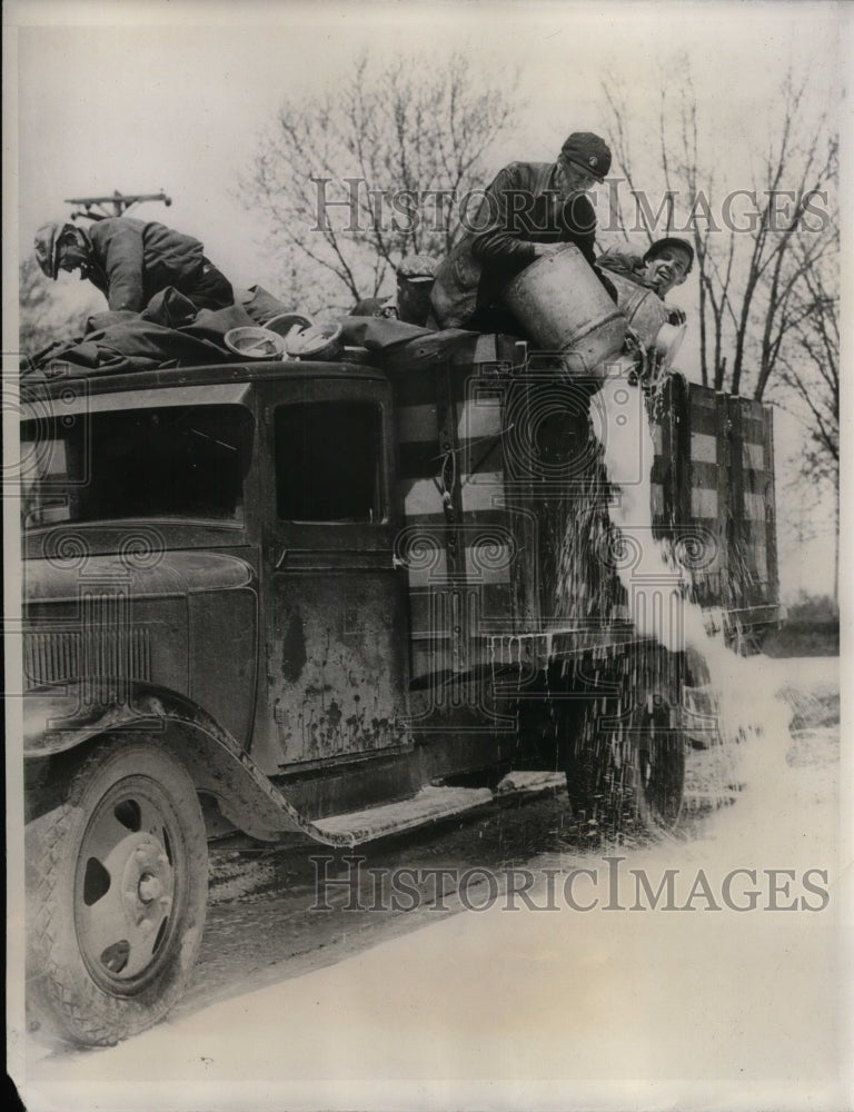 1933 Men dump contents on road outside Milawaukee during strike-Historic Images