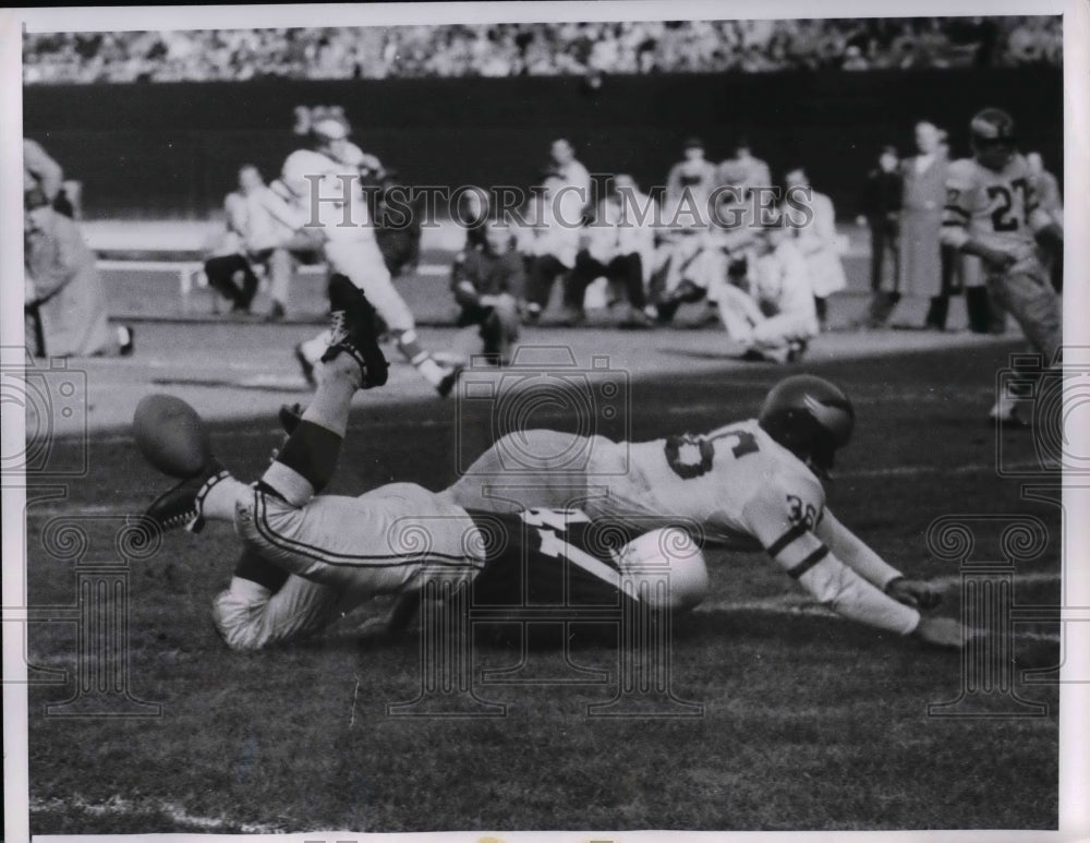 1958 Press Photo Cardinals FB Dean Philpott Drops Pass From QB Lamar McHan - Historic Images