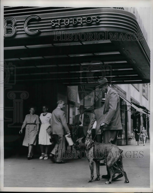 1947 Writer Hector Chevigny and "Wizard" Arrive At Studio - Historic Images