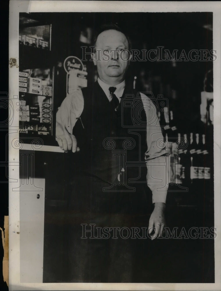 1931 Press Photo Charles Freidman Points Out Murder Suspect - nea11255 - Historic Images