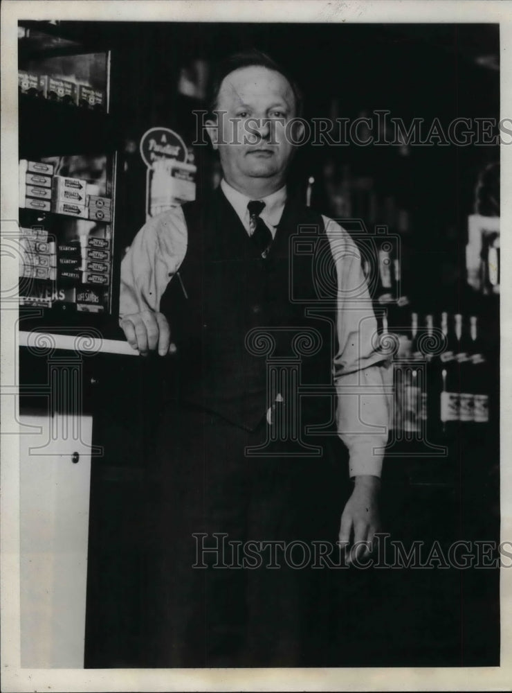 1931 Press Photo Charles Friedman Of Indianapolis Points Out Murder Suspect - Historic Images