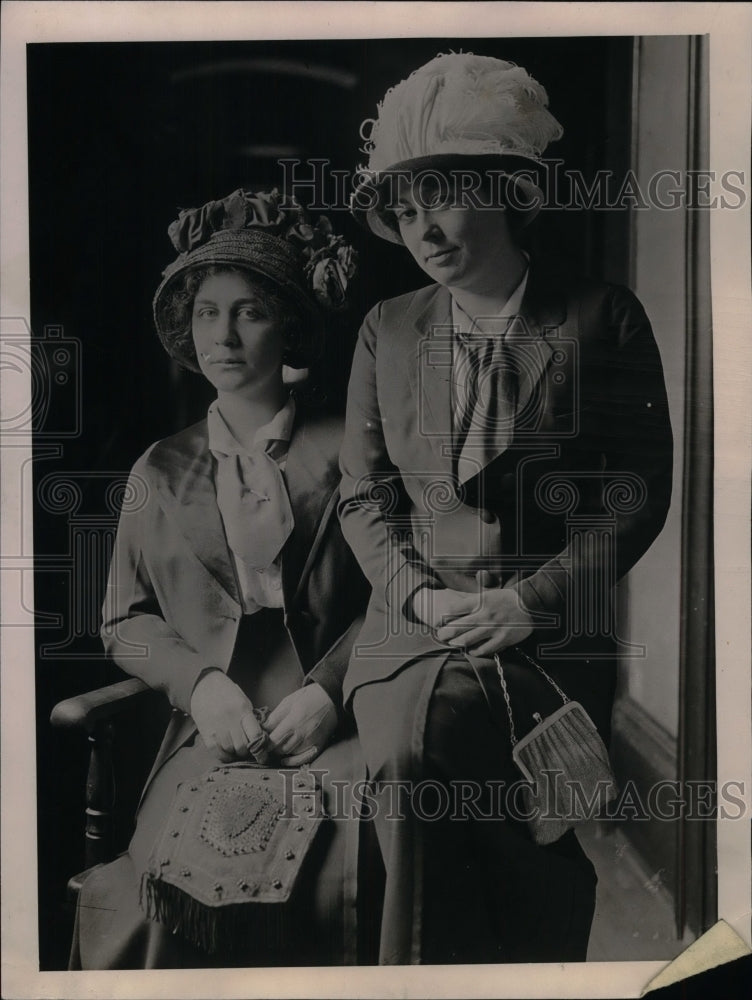 1921 Press Photo Ethel Conrad &amp; Lillian Grabour Sitting In Chair - Historic Images