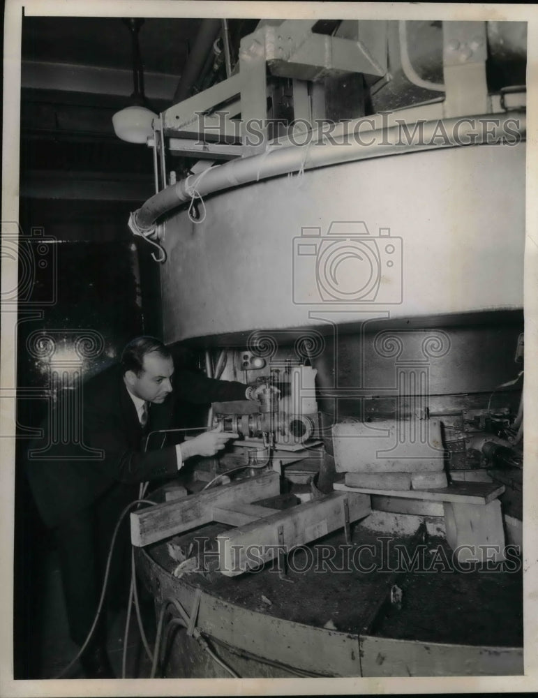 1941 Press Photo Prof. John R. Dunning &amp; a cyclotron - nea11276 - Historic Images