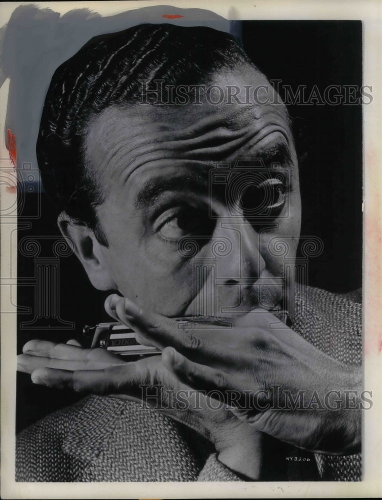 1949 Press Photo Musician Larry Adler prerforming on harmonica - Historic Images