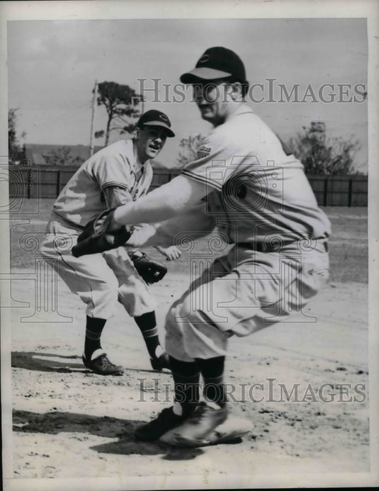 1946 Indian Manager Lou Bordreau Instructs 2nd Base Candidate Monaco - Historic Images