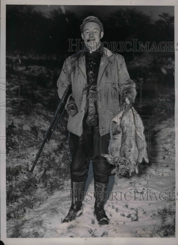 1941 Press Photo Giants Player Coach Leo Hartnett Hunts Near Chicago Home - Historic Images