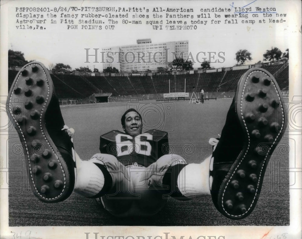 1970 Press Photo Pitt. Panthers Lloyd Weston with new rubber cleats on shoes - Historic Images