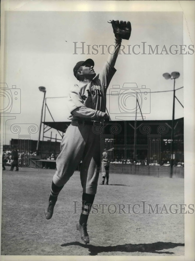 1935 Press Photo Boston Braves Outfielder Joseph A. Mowry Catching Ball-Historic Images