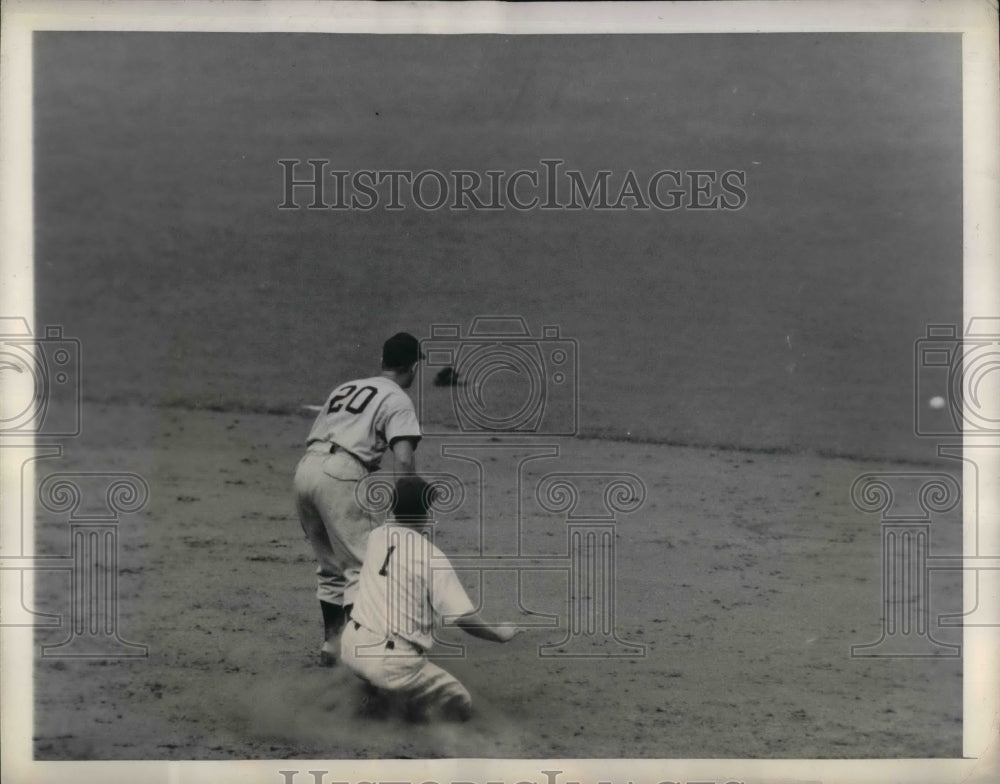 1945 Press Photo Yankee George Stirnweiss slides to 2nd vs Wash National Vaughn - Historic Images