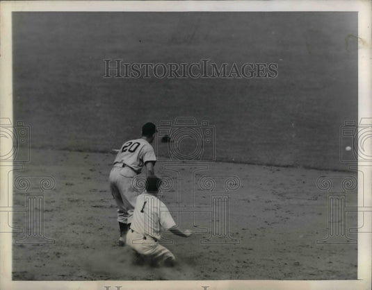 1945 Press Photo  Yankee George Stirnweiss vs Nationals  Vaughn - Historic Images