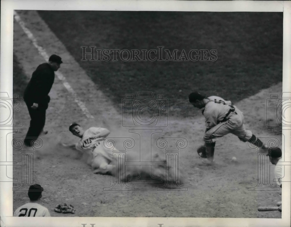 1942 Press Photo Giants Willard Marshall slides home vs Philly Ben Warren-Historic Images