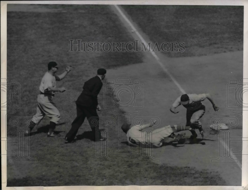 1945 Press Photo Steve Mesner Cincinnati Third baseman Nap Reyes - nea12810 - Historic Images