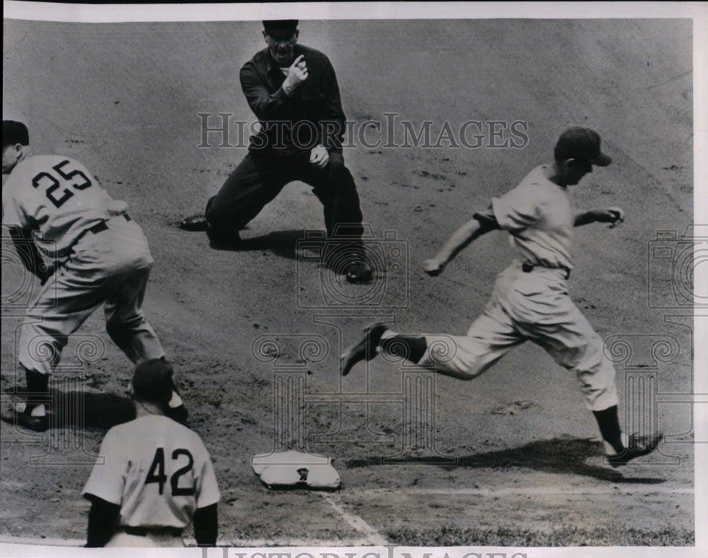 1952 Press Photo Eddie Miksis Chicago Cubs Whitey Lockman Tom Gorman Roy Johnson - Historic Images
