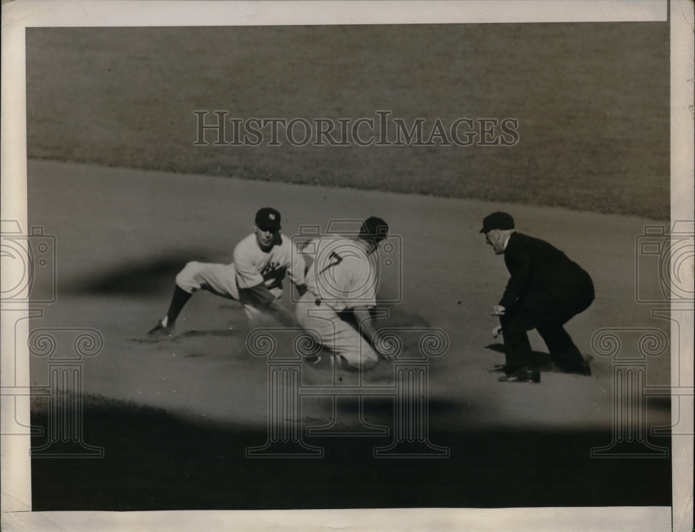 1945 Press Photo Boston Red Sox Shortstop Lakem Sliding Into Second Base - Historic Images