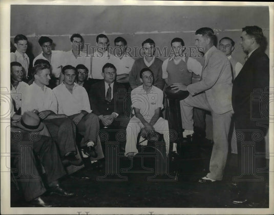 1933 Press Photo Coach Elmer Layden & His Squad at Daqueru - nea13193-Historic Images