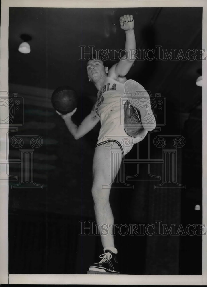 1938 Press Photo Columbia University Back Art Radvilas Also Guard - nea13999-Historic Images