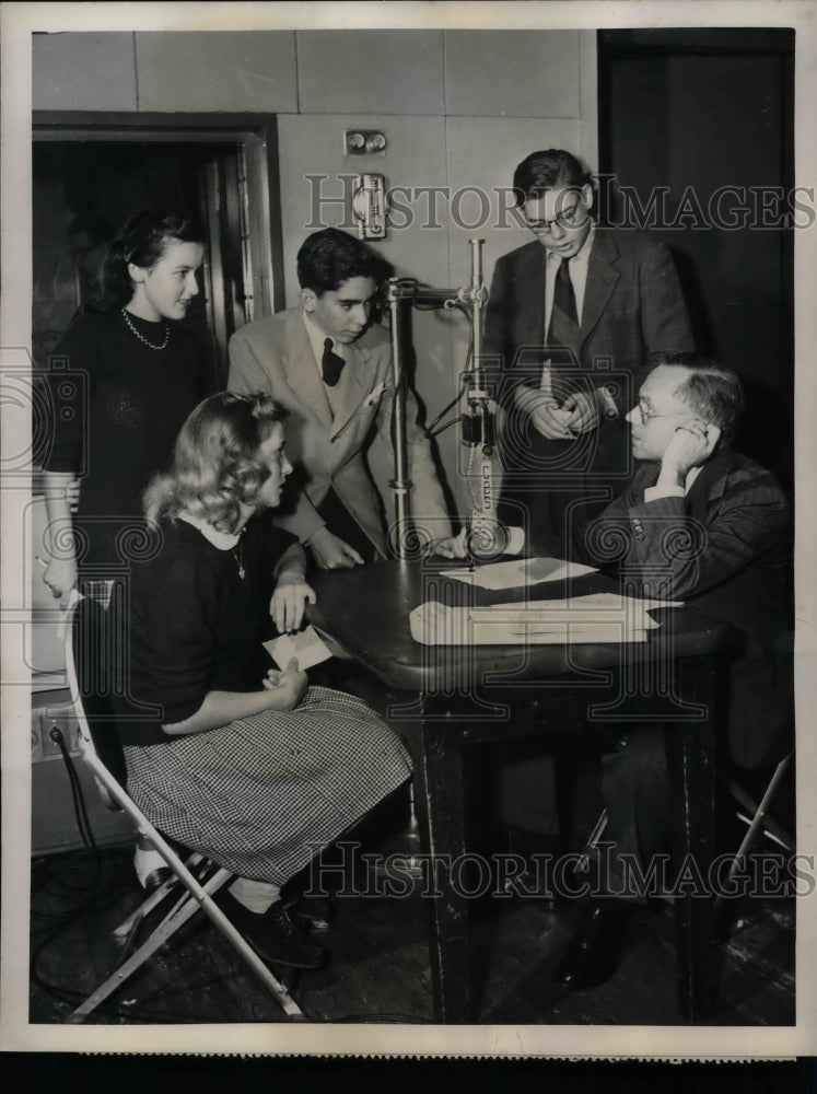 1945 Press Photo CBS News Analyst Quincy Howe Talks With High School Students-Historic Images