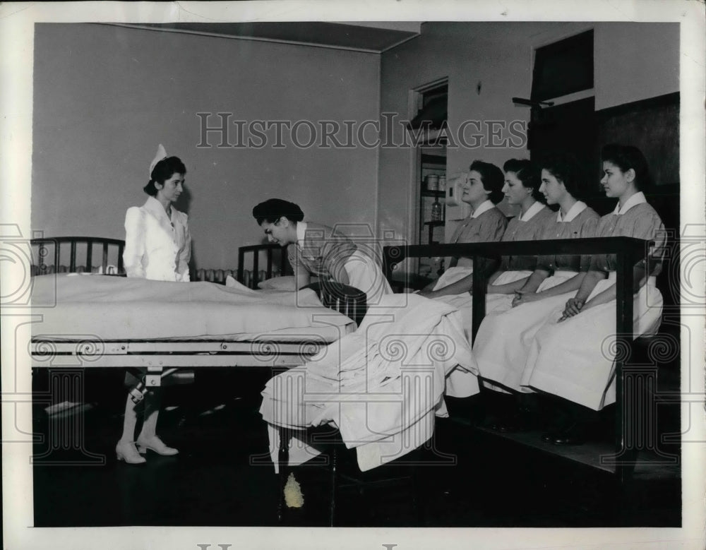1943 Press Photo Student Nurse Leonore Siegel; Nursing Instructor Gladys Gammell-Historic Images