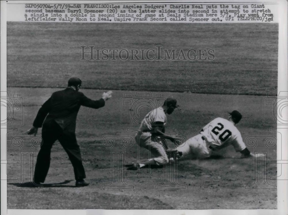 1959 Press Photo Charlie Neal, Dodgers, tags Daryl Spencer, 20, Giants - Historic Images