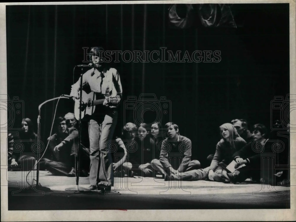 1972 Press Photo Folk Singer Bob Carty at the Catholic Youth Organization - Historic Images